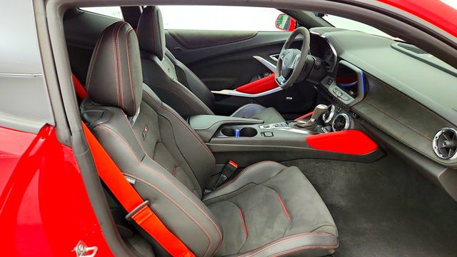 2021 Chevrolet Camaro 2dr Coupe ZL1 w/ 10-Speed Automatic, Carbon Hood Insert & Nav. - 23101976 - 20