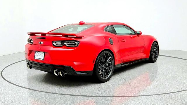 2021 Chevrolet Camaro 2dr Coupe ZL1 w/ 10-Speed Automatic, Carbon Hood Insert & Nav. - 23101976 - 4