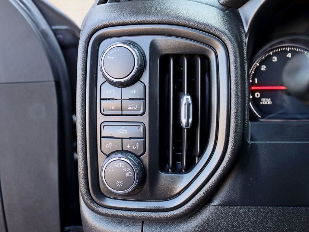 2021 Chevrolet Silverado 1500 Custom photo 12