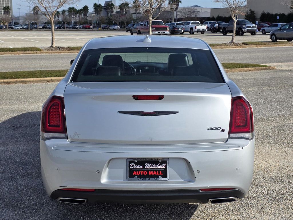 2021 Chrysler 300 photo 3
