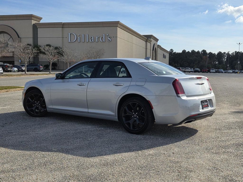 2021 Chrysler 300 photo 4