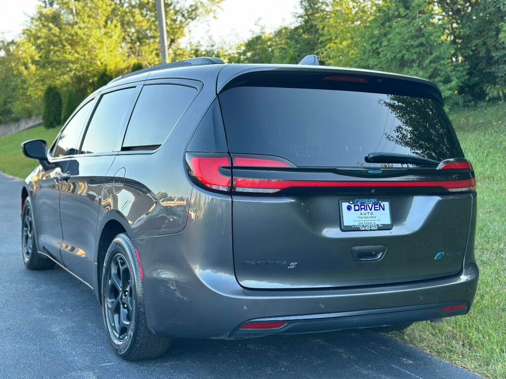 2021 Chrysler Pacifica Hybrid Limited photo 2