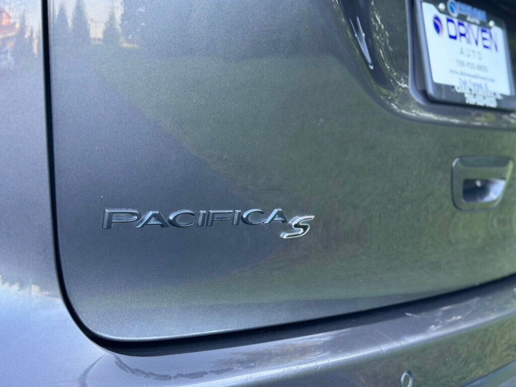 2021 Chrysler Pacifica Hybrid Limited photo 3