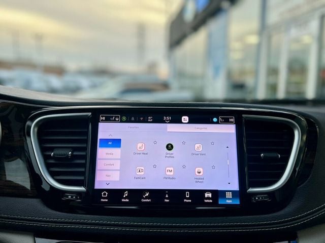 2021 Chrysler Pacifica Hybrid Limited FWD - 22953264 - 30