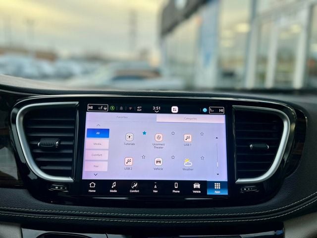 2021 Chrysler Pacifica Hybrid Limited FWD - 22953264 - 32