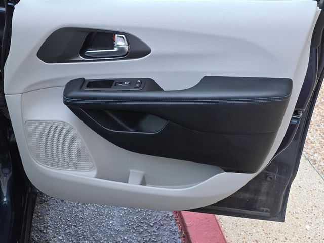 2021 Chrysler Pacifica Touring FWD - 22930831 - 34