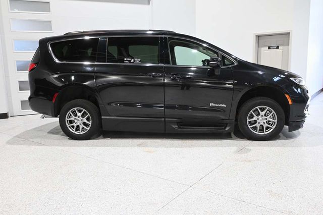 2021 Chrysler Pacifica Touring FWD - 23031685 - 4