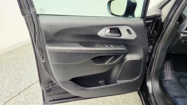 2021 Chrysler Pacifica Touring L AWD w/ Premium & Safety Sphere Group - 23067077 - 9