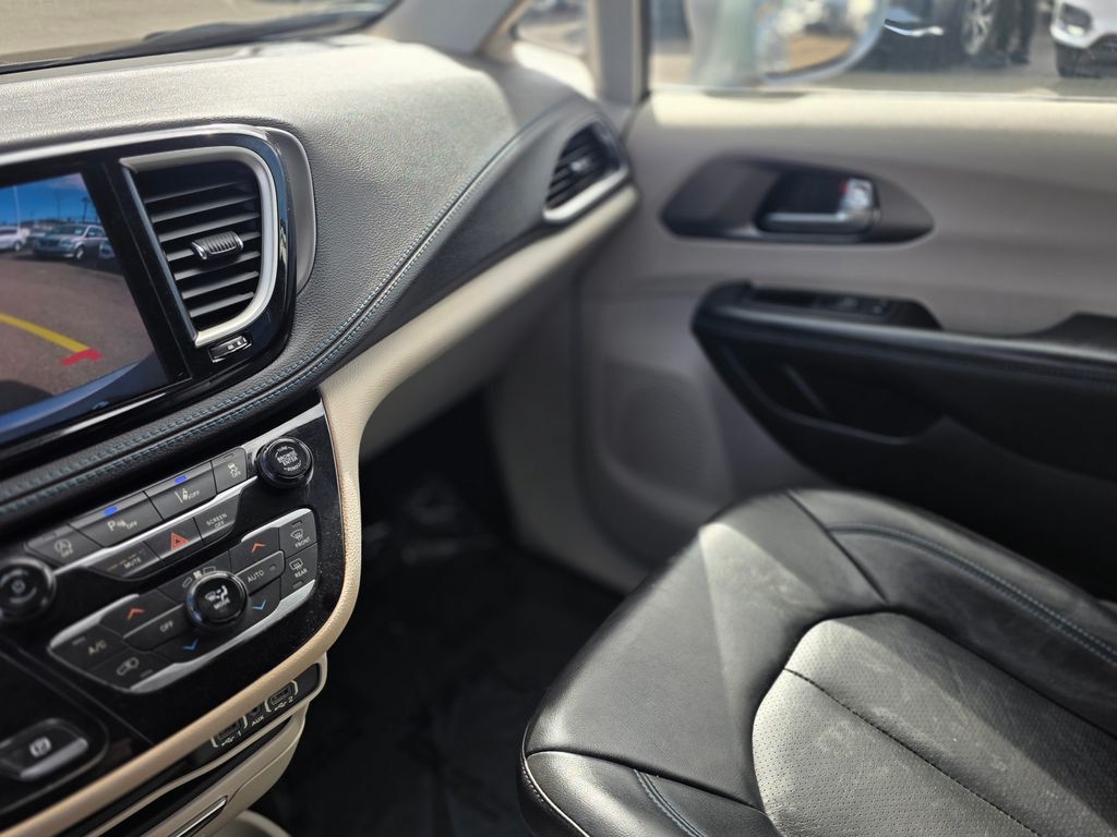 2021 Chrysler Pacifica Touring L FWD - 22983623 - 39