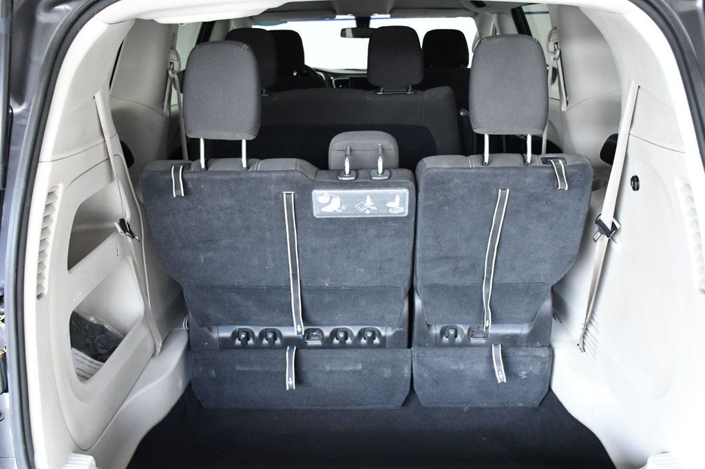 2021 Chrysler Voyager L FWD - 22955621 - 11