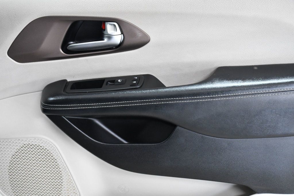 2021 Chrysler Voyager L FWD - 22955621 - 16