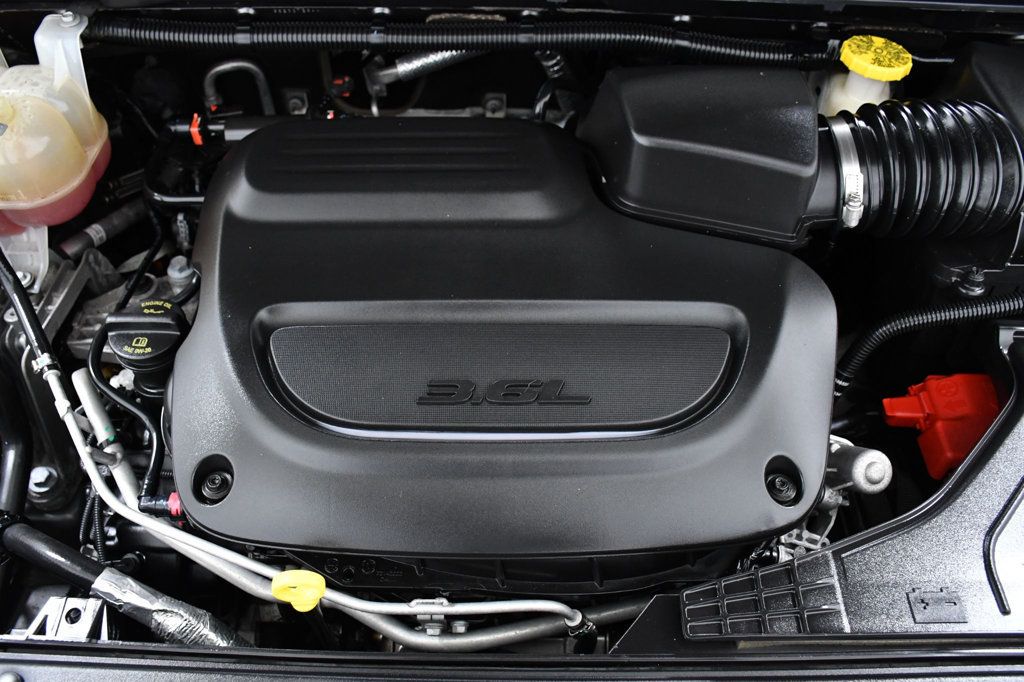 2021 Chrysler Voyager L FWD - 22955621 - 17