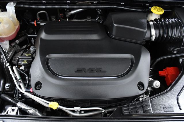 2021 Chrysler Voyager L FWD - 22955621 - 17