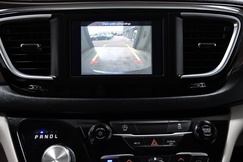 2021 Chrysler Voyager L FWD - 22955621 - 24