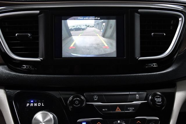 2021 Chrysler Voyager L FWD - 22955621 - 24