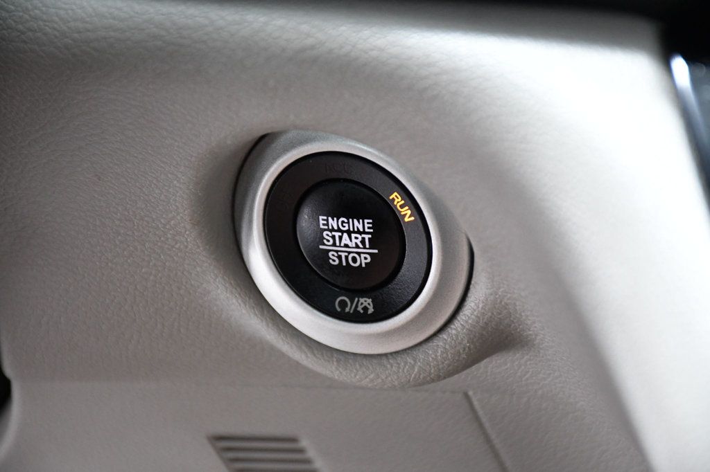 2021 Chrysler Voyager L FWD - 22955621 - 25