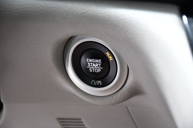 2021 Chrysler Voyager L FWD - 22955621 - 25