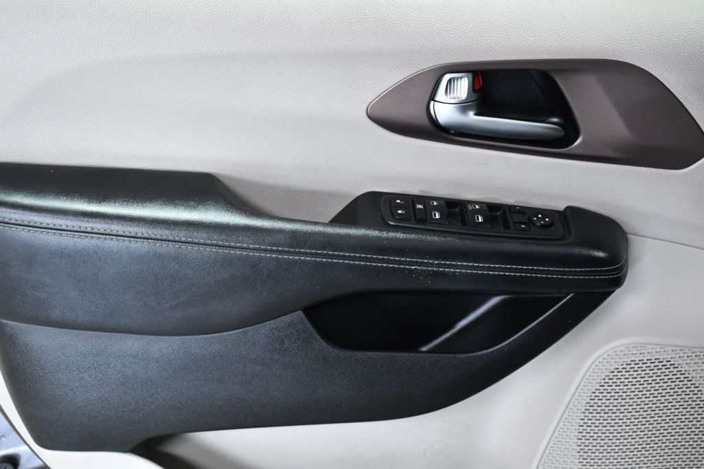 2021 Chrysler Voyager L FWD - 22955621 - 8