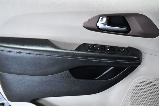 2021 Chrysler Voyager L FWD - 22955621 - 8