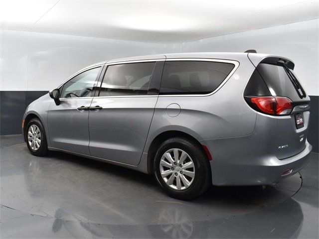 2021 Chrysler Voyager L photo 3