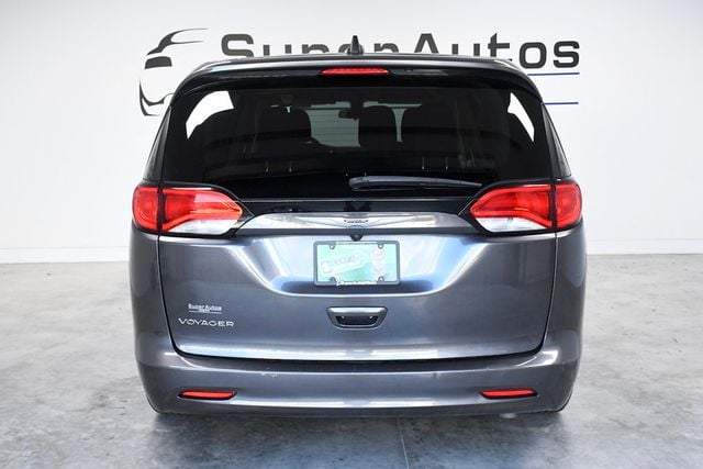 2021 Chrysler Voyager LX FWD - 22284402 - 4