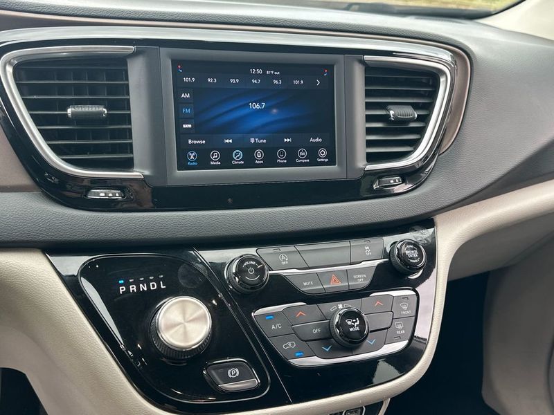 2021 Chrysler Voyager LXI - 22980612 - 15