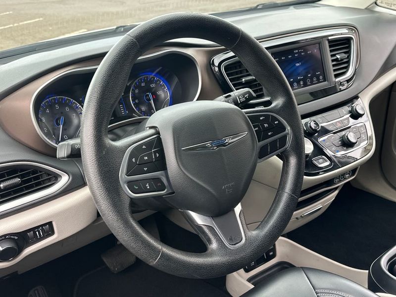 2021 Chrysler Voyager LXI - 22980612 - 17