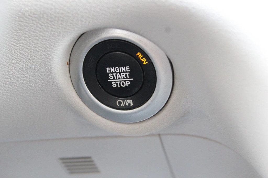 2021 Chrysler Voyager LXi 4dr Mini Van - 22881297 - 25