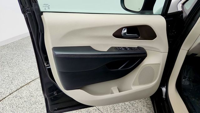 2021 Chrysler Voyager LXI FWD w/ Power Liftgate - 23100386 - 9