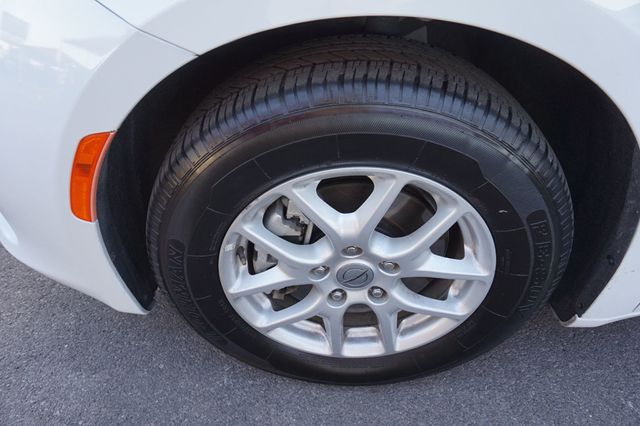 2021 Chrysler Voyager THIRD ROW SEATING, CAPTAINS CHAIRS, LEATHER SEATS, BACKUP CAMERA - 23004980 - 12