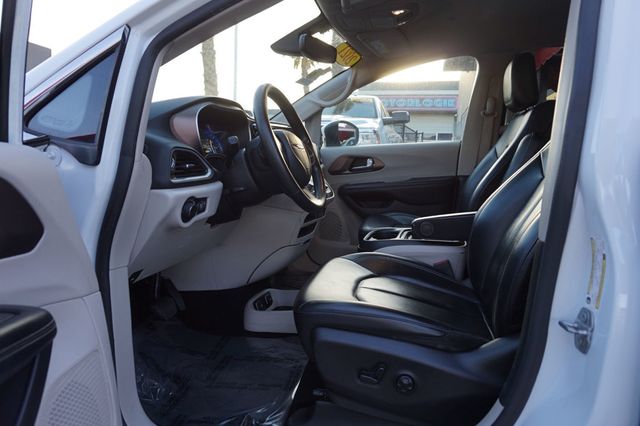 2021 Chrysler Voyager THIRD ROW SEATING, CAPTAINS CHAIRS, LEATHER SEATS, BACKUP CAMERA - 23004980 - 16