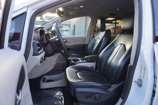 2021 Chrysler Voyager THIRD ROW SEATING, CAPTAINS CHAIRS, LEATHER SEATS, BACKUP CAMERA - 23004980 - 17