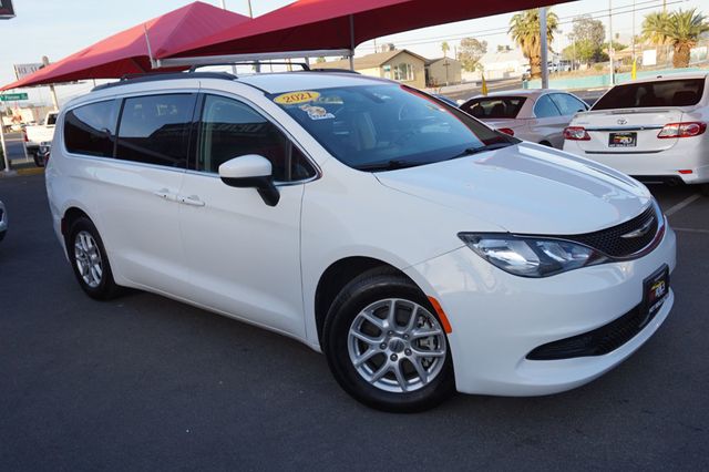 2021 Chrysler Voyager THIRD ROW SEATING, CAPTAINS CHAIRS, LEATHER SEATS, BACKUP CAMERA - 23004980 - 1