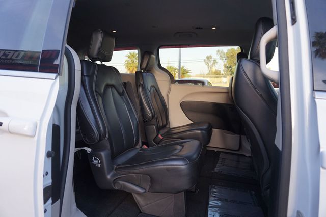 2021 Chrysler Voyager THIRD ROW SEATING, CAPTAINS CHAIRS, LEATHER SEATS, BACKUP CAMERA - 23004980 - 19