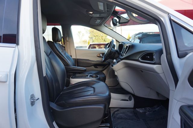 2021 Chrysler Voyager THIRD ROW SEATING, CAPTAINS CHAIRS, LEATHER SEATS, BACKUP CAMERA - 23004980 - 20