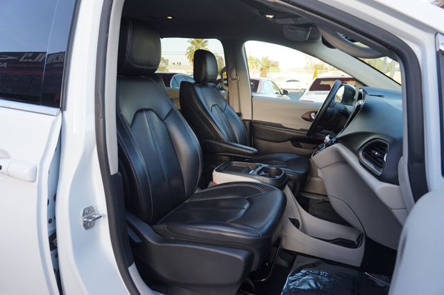 2021 Chrysler Voyager THIRD ROW SEATING, CAPTAINS CHAIRS, LEATHER SEATS, BACKUP CAMERA - 23004980 - 21