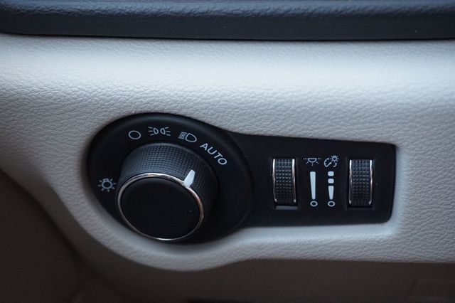 2021 Chrysler Voyager THIRD ROW SEATING, CAPTAINS CHAIRS, LEATHER SEATS, BACKUP CAMERA - 23004980 - 24