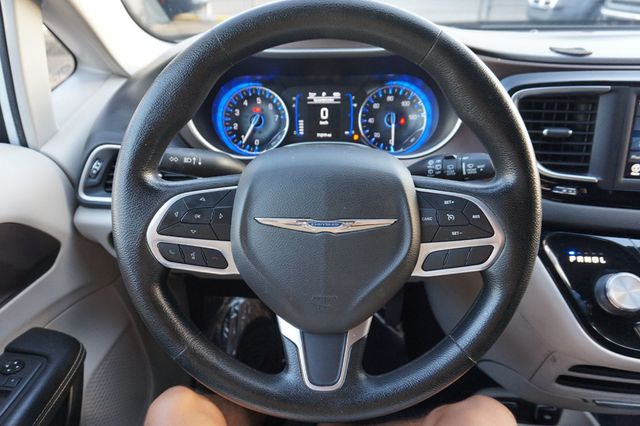 2021 Chrysler Voyager THIRD ROW SEATING, CAPTAINS CHAIRS, LEATHER SEATS, BACKUP CAMERA - 23004980 - 25