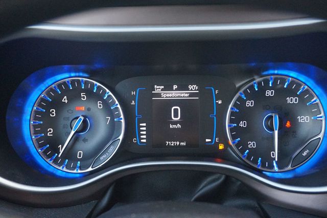 2021 Chrysler Voyager THIRD ROW SEATING, CAPTAINS CHAIRS, LEATHER SEATS, BACKUP CAMERA - 23004980 - 26