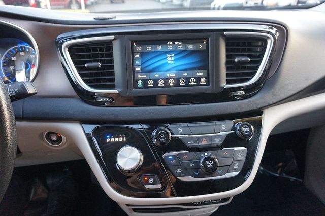 2021 Chrysler Voyager THIRD ROW SEATING, CAPTAINS CHAIRS, LEATHER SEATS, BACKUP CAMERA - 23004980 - 28