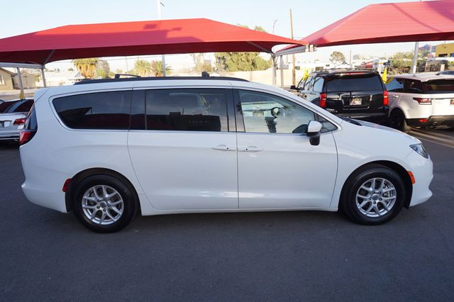 2021 Chrysler Voyager THIRD ROW SEATING, CAPTAINS CHAIRS, LEATHER SEATS, BACKUP CAMERA - 23004980 - 4