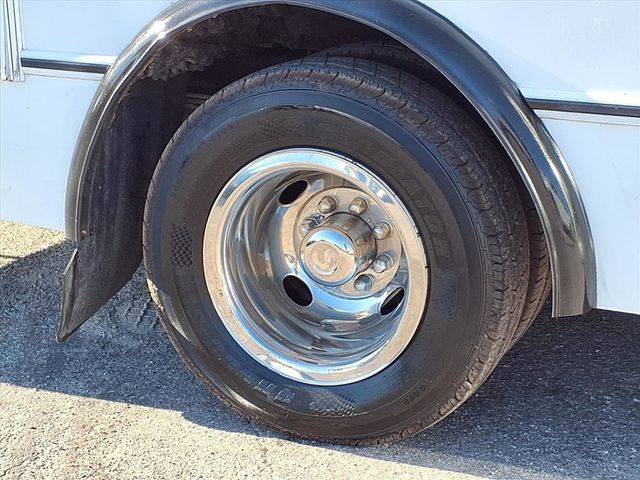 2021 Ford E-Series Cutaway 13 Passenger Shuttle Bus w/Wheelchair - 22932964 - 43