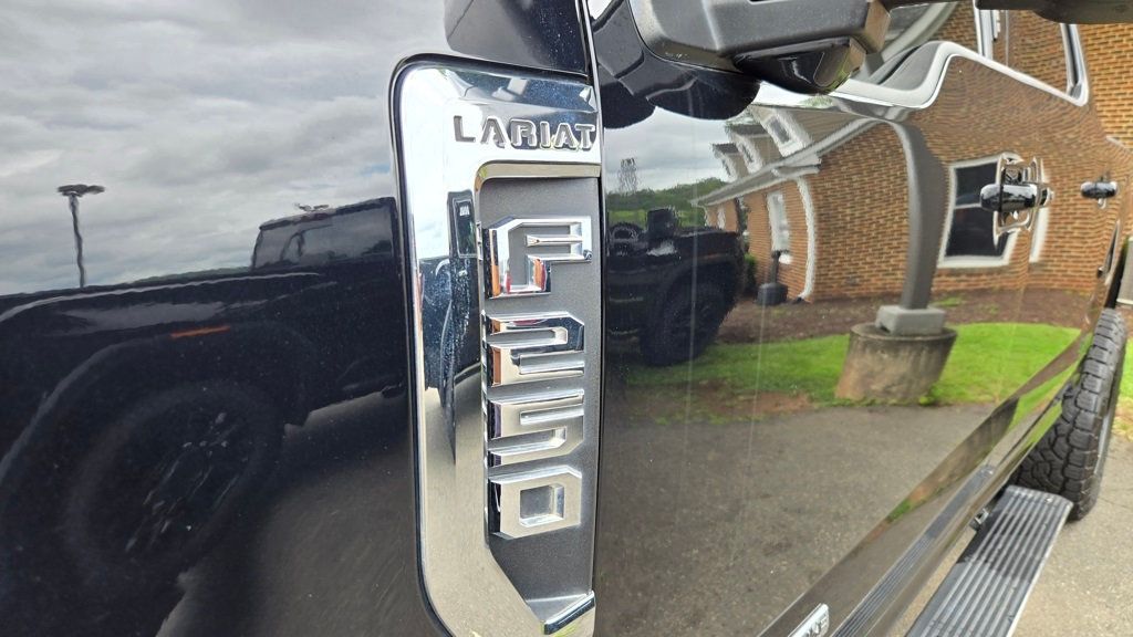 2021 Ford F-250 Lariat FX4 photo 13