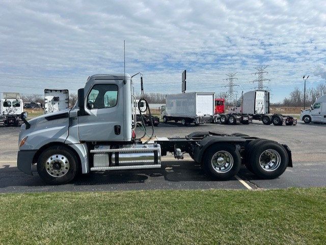 2021 Freightliner Cascadia 2020 FREIGHTLINER DAY CAB - 23001260 - 0