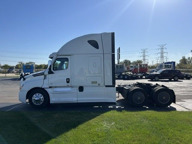 2021 Freightliner Cascadia 2021 FREIGHTLINER CASCADIA SLEEPER - 23092295 - 1