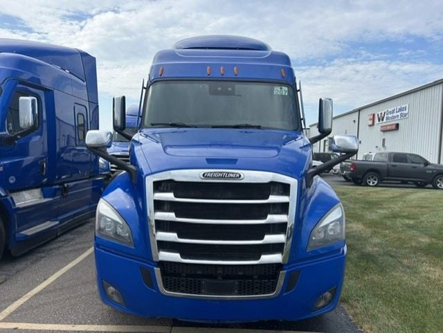 2021 Freightliner Cascadia 2021 FREIGHTLINER CASCADIA SLEEPER - 23074999 - 1