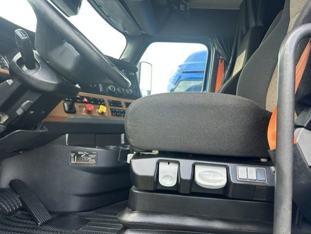 2021 Freightliner Cascadia 2021 FREIGHTLINER CASCADIA SLEEPER - 23074999 - 8