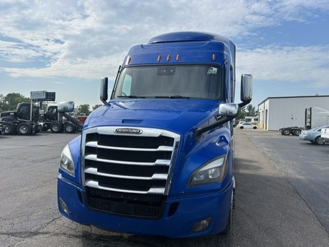 2021 Freightliner Cascadia 2021 FREIGHTLINER CASCADIA SLEEPER - 23075007 - 1
