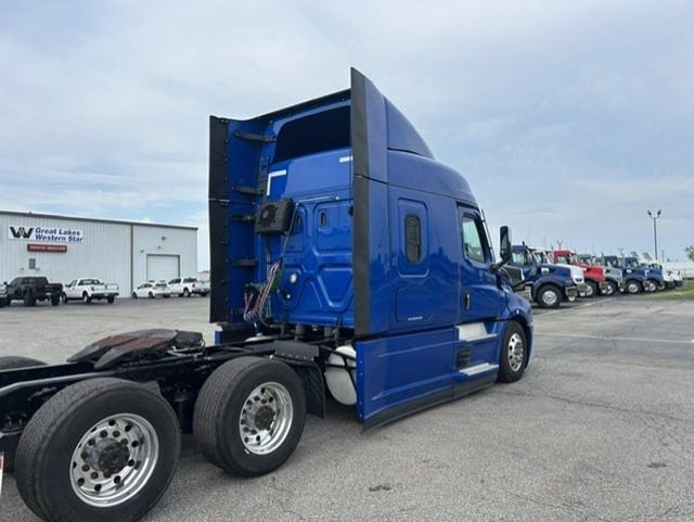 2021 Freightliner Cascadia 2021 FREIGHTLINER CASCADIA SLEEPER - 23075015 - 4