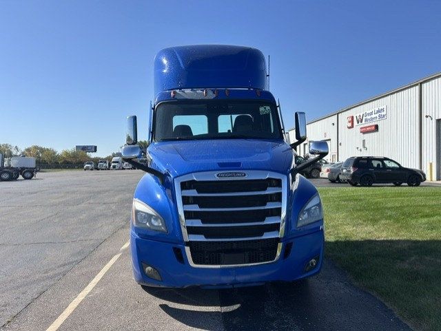 2021 Freightliner Cascadia 2021 FREIGHTLINER DAY CAB - 23094561 - 1